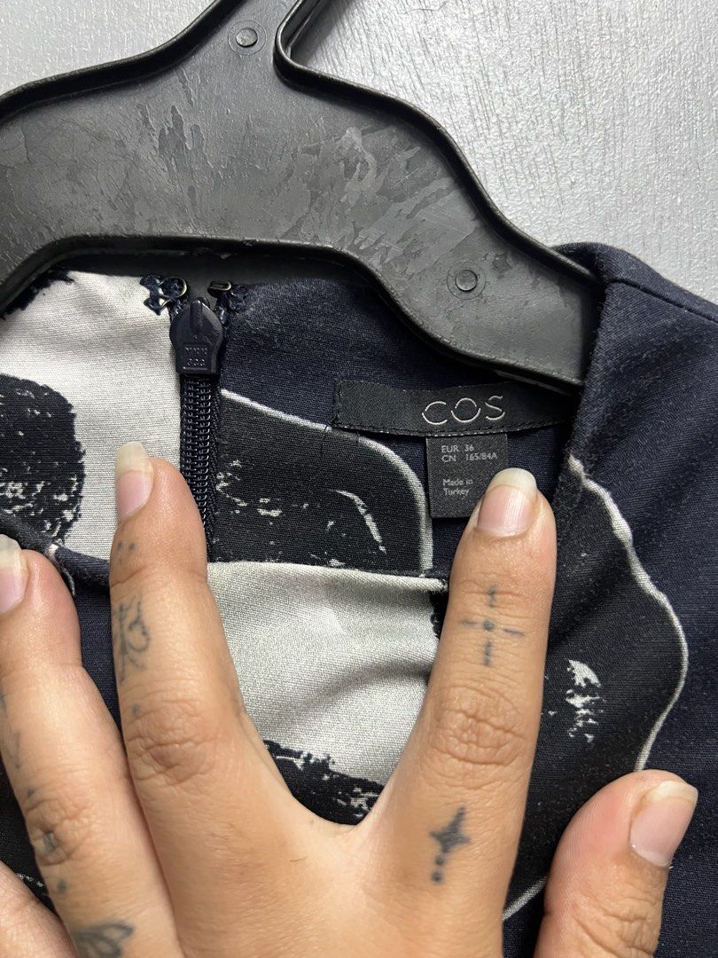 COS (Category: Blouses) located in Dasmarinas. Submitted by jessputrages (Listing ID 1470536347, Image 3). Description: For sale COS Excellent condition No issue 700 plus shipping fee Pm for more details.