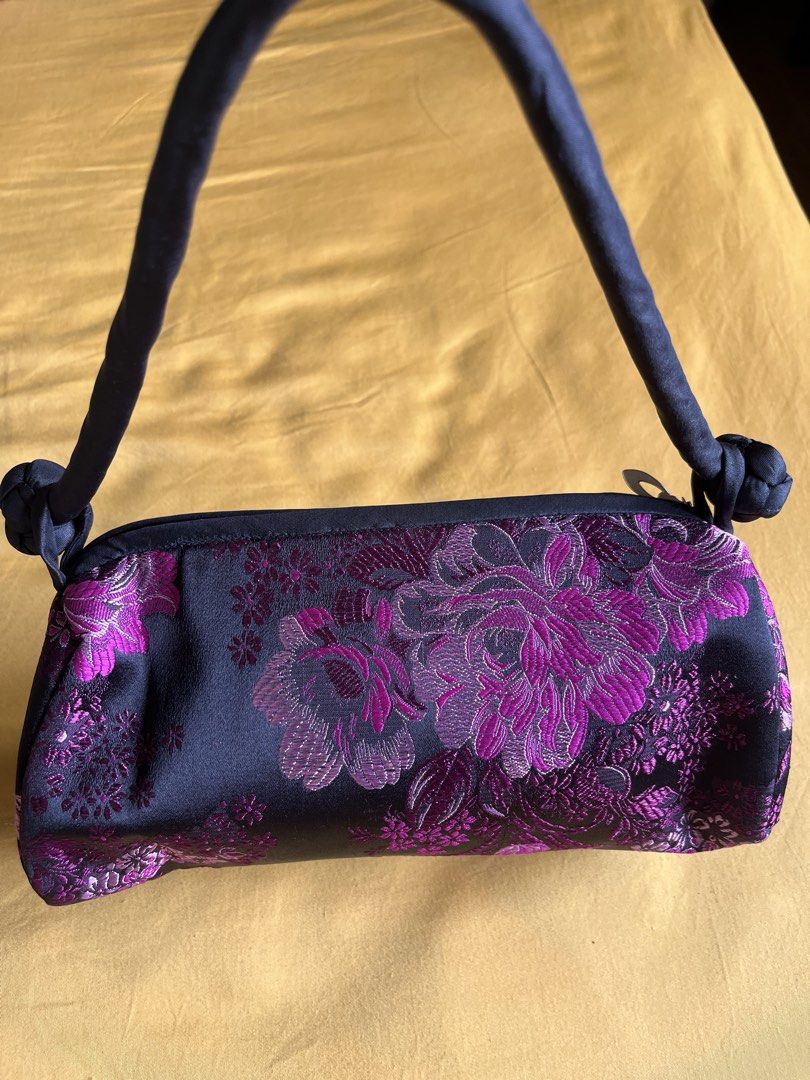 Shoulder/ Cosmetic clutch handbag (Category: Shoulder Bags) located in Cainta. Submitted by klejre (Listing ID 1470384869, Image 3). Description: Chinese style silk brocade knot floral satin handbag.