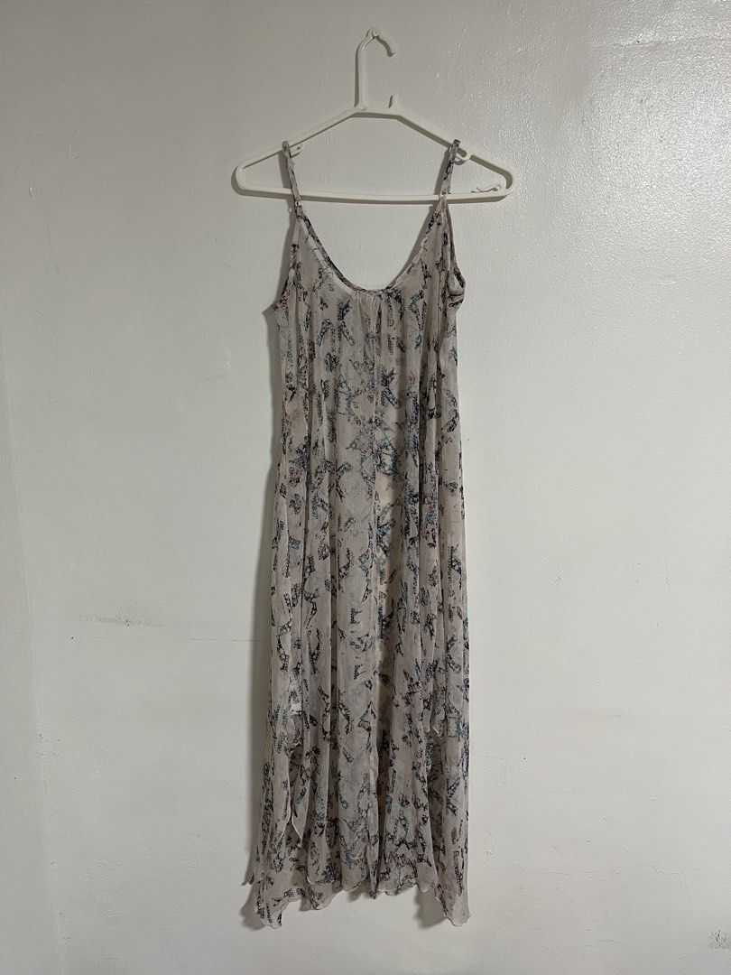 Cotton On Printed Spaghetti Strap Maxi Dress (Category: Dresses) located in Cabuyao City. Submitted by rdtrmt (Listing ID 1470450562, Image 3). Description: - Brand: Cotton On - Size: Small - Style: Relaxed fit maxi dress with a flowy silhouette and pullover style - Straps: Adjustable spaghetti straps - Fabric: Lightweight, sheer material - Design: All-over abstract geometric print in black, blue, and pink on a neutral off-white background - Cond