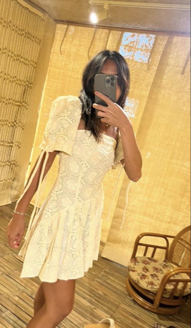 Halohalo Elena Dress (Category: Dresses) located in Muntinlupa City. Submitted by my.archives (Listing ID 1470494337, Image 1). Description: - Bought from another carouseller but didn’t fit me - Selling it for how much I bought it for - Still has the tag Halohalo HaloHalo Goodtimes.