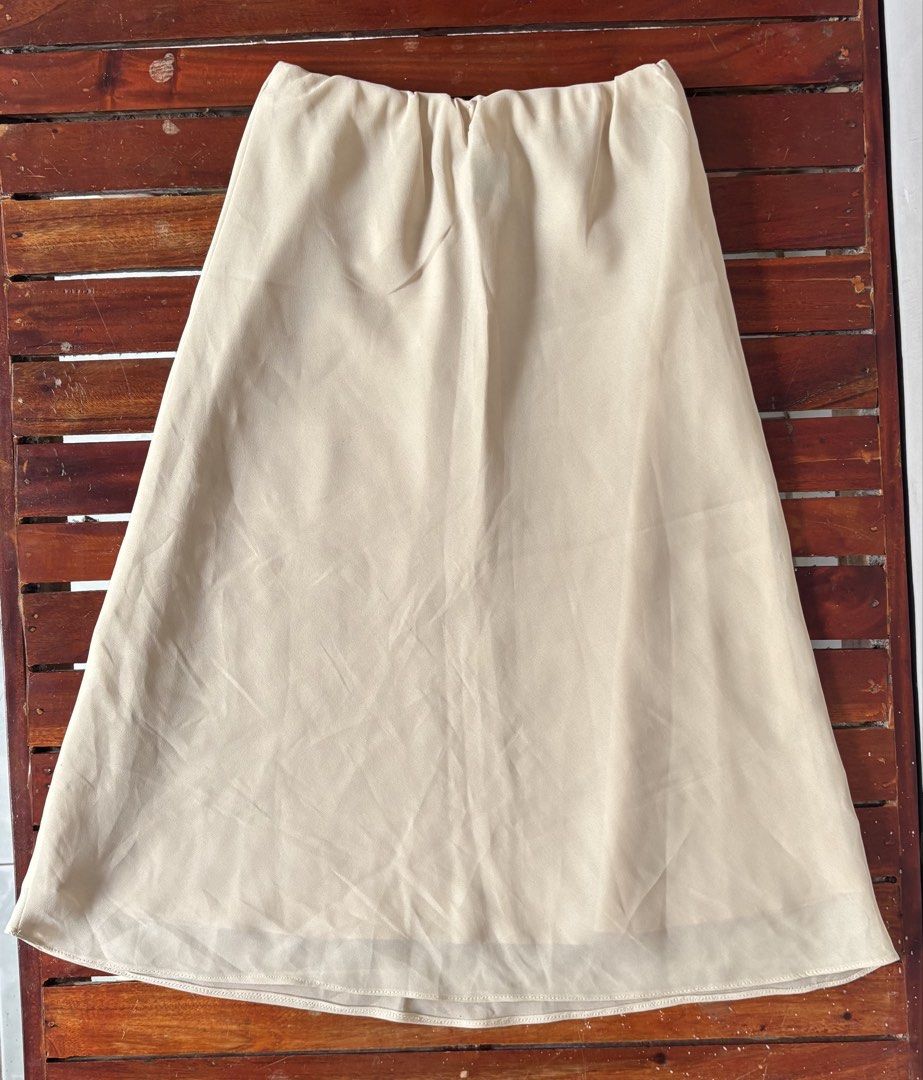 Cream Midi Skirt Light Flowy A-Line (Category: Skirts) located in Batangas. Submitted by rm0401 (Listing ID 1470349664, Image 1). Description: - Color: Cream - Style: A-line midi skirt with a gathered elastic waistband - Material: Light and flowy fabric - Length: Hits around mid-calf - Versatility: Easy to style with tanks or blouses for a casual daily look waist: 26-28.
