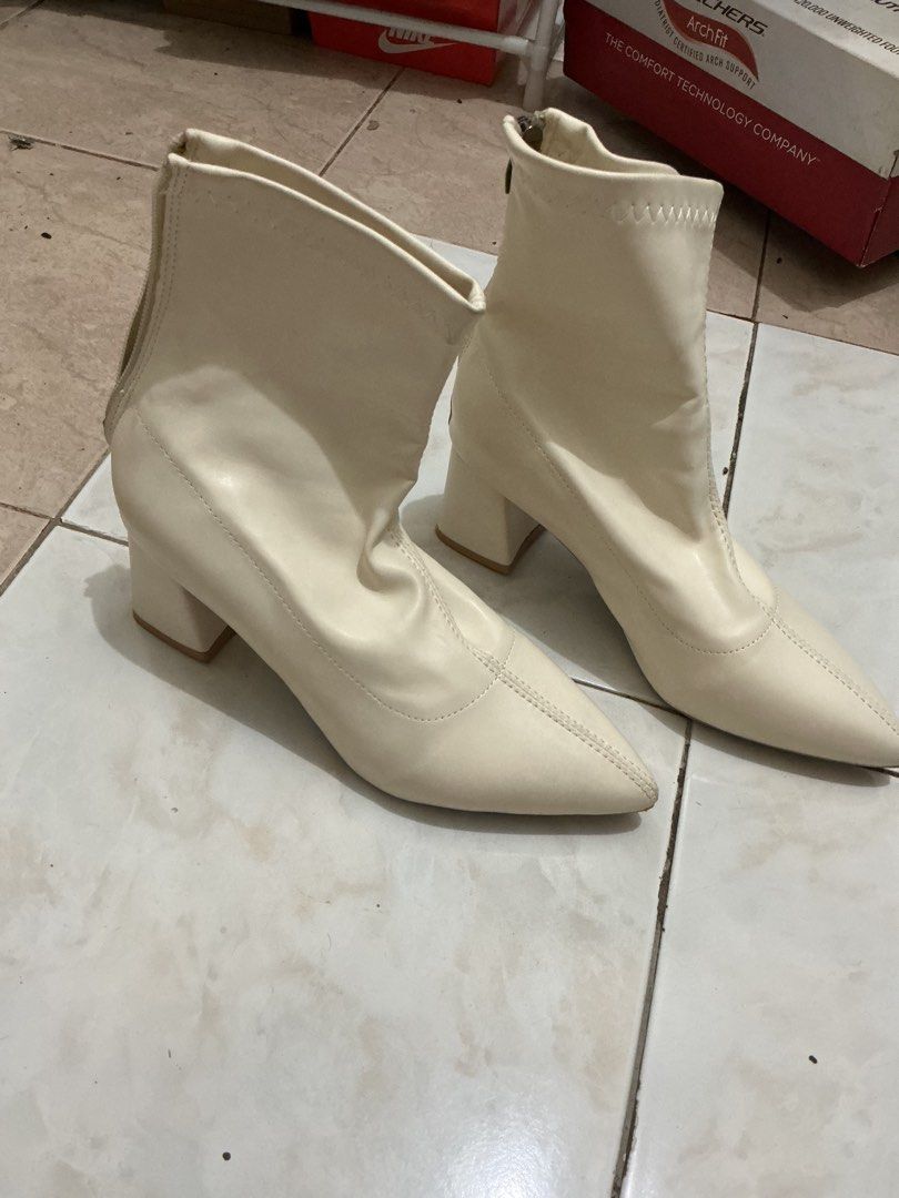 Cream pointed toe block heel booties size 36 (Category: Boots) located in Quezon City. Submitted by jessagggg (Listing ID 1470438978, Image 1). Description: - Style: Cream ankle boots with pointed toes and chunky block heels - Material: Faux leather outer with a cozy furry lining for cooler weather - Size: 36 (stamped on outsole) - Closure: Back zipper for easy wear - Condition: Excellent, clean soles with hardly any wear.
