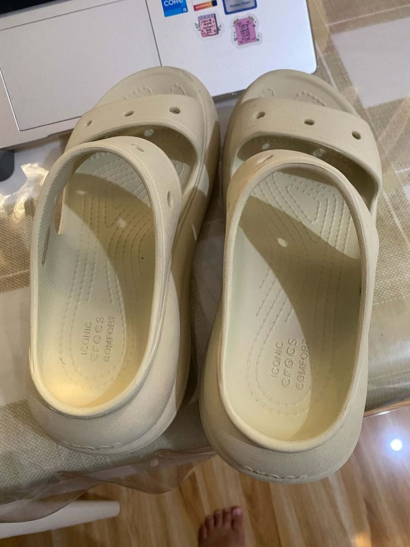Orig Crocs crush sandals size 5 (Category: Sandals) located in Mabalacat. Submitted by fromdarchive (Listing ID 1470376780, Image 2). Description: .