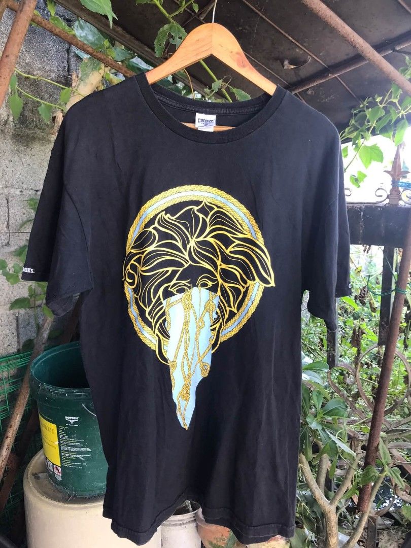 Crooks & Castles Black Medusa Graphic Tee Large (Category: Tshirts & Polo Shirts ) located in Camiling. Submitted by akosiano (Listing ID 1470408073, Image 1). Description: - Brand: Crooks & Castles - Style: Classic streetwear graphic tee, regular fit - Color: Black with light blue bandana & rope Medusa front print - Size: Large - Material: 100% cotton (Made in Mexico) - Details: Small 'CROOKS' and 'Castles' text on sleeve cuffs - Condition: Exce