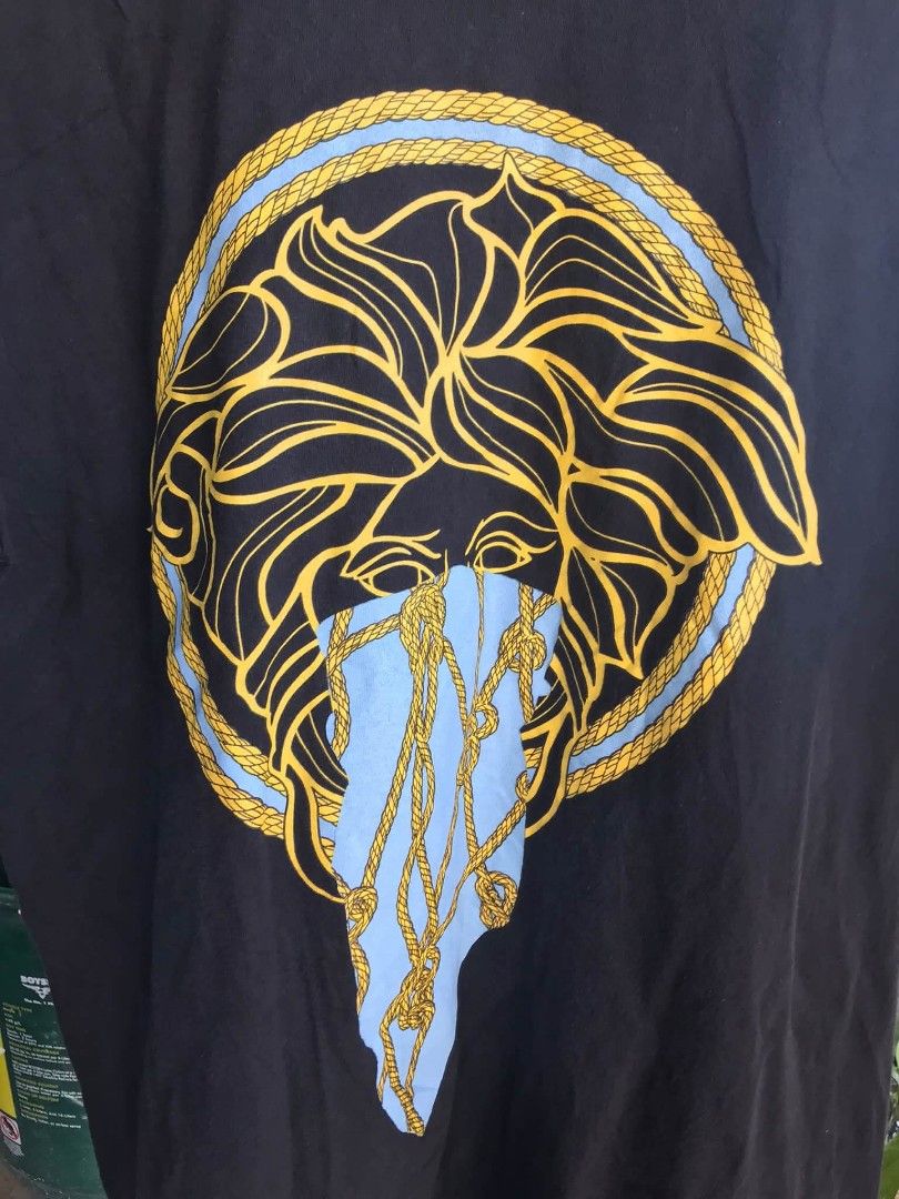 Crooks & Castles Black Medusa Graphic Tee Large (Category: Tshirts & Polo Shirts ) located in Camiling. Submitted by akosiano (Listing ID 1470408073, Image 2). Description: - Brand: Crooks & Castles - Style: Classic streetwear graphic tee, regular fit - Color: Black with light blue bandana & rope Medusa front print - Size: Large - Material: 100% cotton (Made in Mexico) - Details: Small 'CROOKS' and 'Castles' text on sleeve cuffs - Condition: Exce