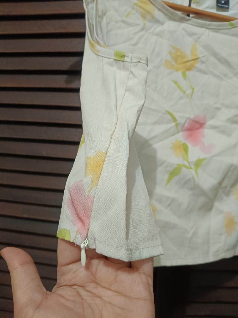 Crop top Floral (Category: Others Tops) located in Manila. Submitted by byjrb (Listing ID 1470413008, Image 2). Description: Size : Medium Ang ganda nito .