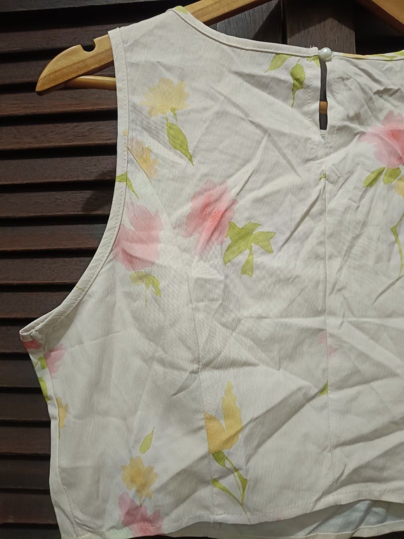 Crop top Floral (Category: Others Tops) located in Manila. Submitted by byjrb (Listing ID 1470413008, Image 3). Description: Size : Medium Ang ganda nito .