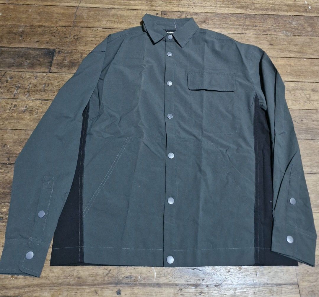Hisso Button-Up Shirt With Contrast Panels (Category: Coats, Jackets and Outerwear) located in Manila. Submitted by blackstarharpoon (Listing ID 1470525868, Image 1). Description: - Dark green long-sleeve shirt with convenient snap closures - Stylish contrasting black side panels on both sides - Single chest pocket on the right side - Adjustable snap cuffs for a custom fit - Classic spread collar design - Smooth and comfortable fabric material.
