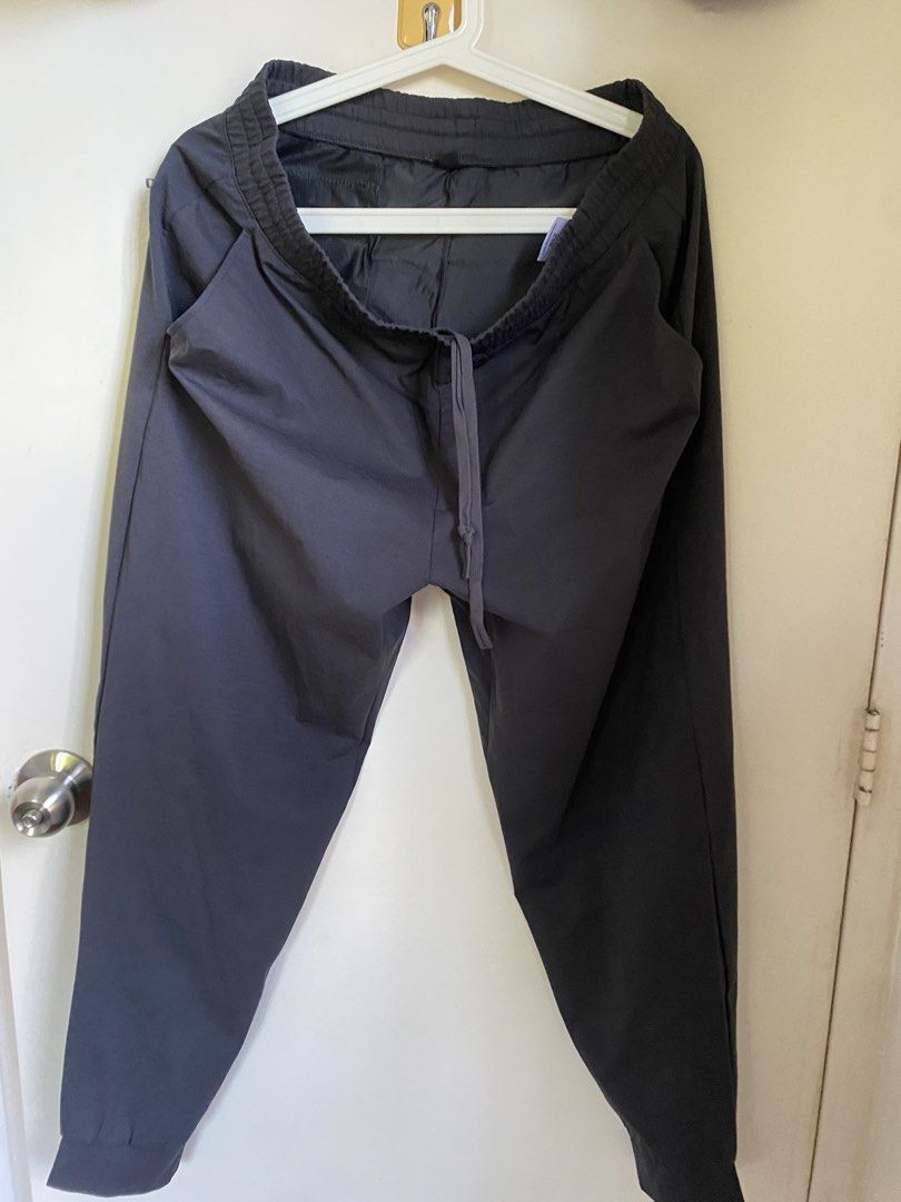 Dark Grey Jogger Pants Drawstring Waist Size L (Category: Joggers) located in San Pedro. Submitted by jamaicanorange (Listing ID 1470363029, Image 1). Description: Uniqlo AIRism Color: Dark grey Fit: Tapered fit with fitted ankle cuffs Waist: Elastic drawstring waist for adjustable comfort Pockets: Two deep front mesh pockets and one secure zipped back pocket Fabric: Lightweight and breathable Versatile use: Ideal for workouts, lounging, or runni