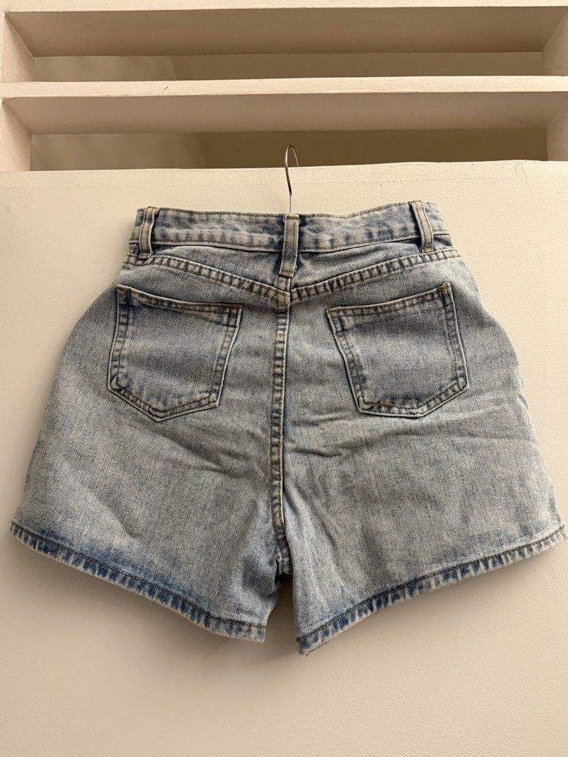 Denim Bermuda shorts S-M (Category: Shorts) located in Manila. Submitted by closetclearout.mnl (Listing ID 1470405149, Image 2). Description: waist: 25-27in .