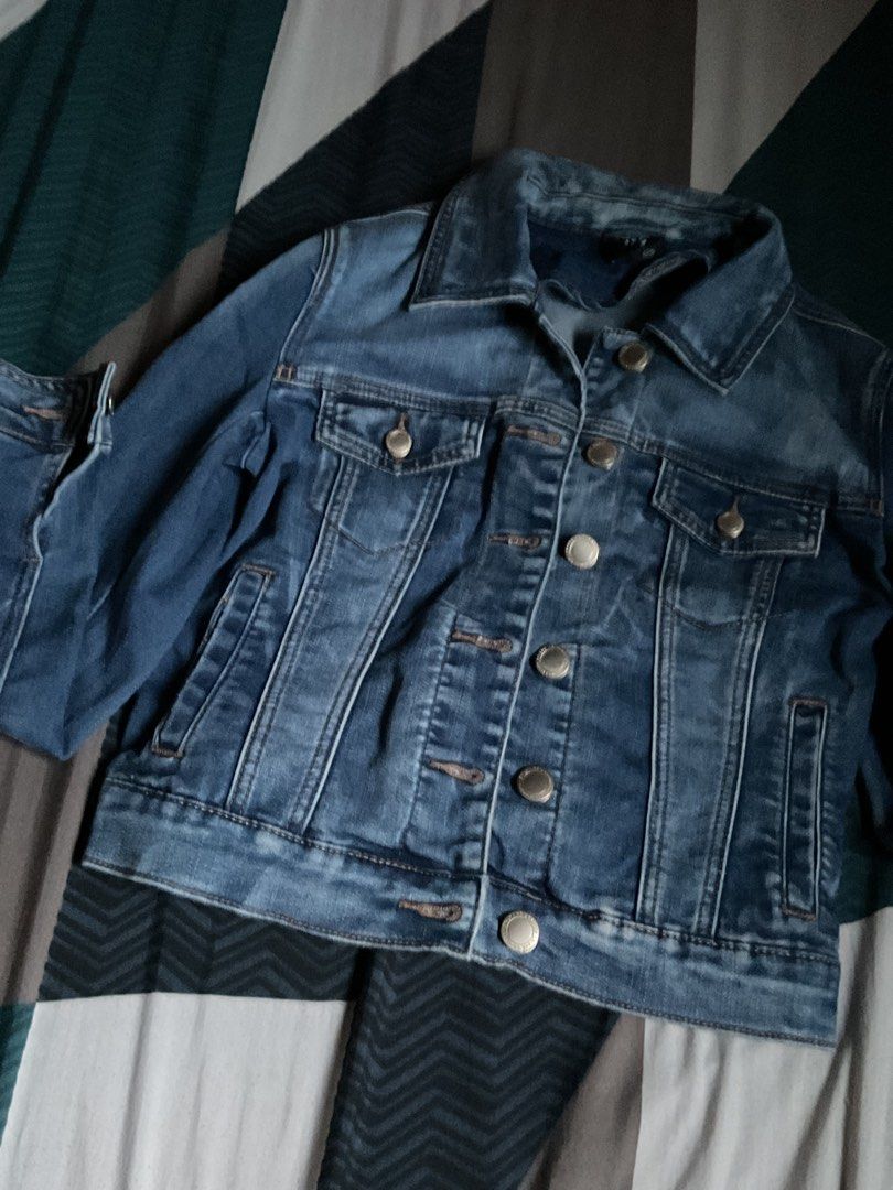 Denim jacket (Category: Coats, Jackets and Outerwear) located in Manila. Submitted by iya0810 (Listing ID 1470446808, Image 1). Description: .