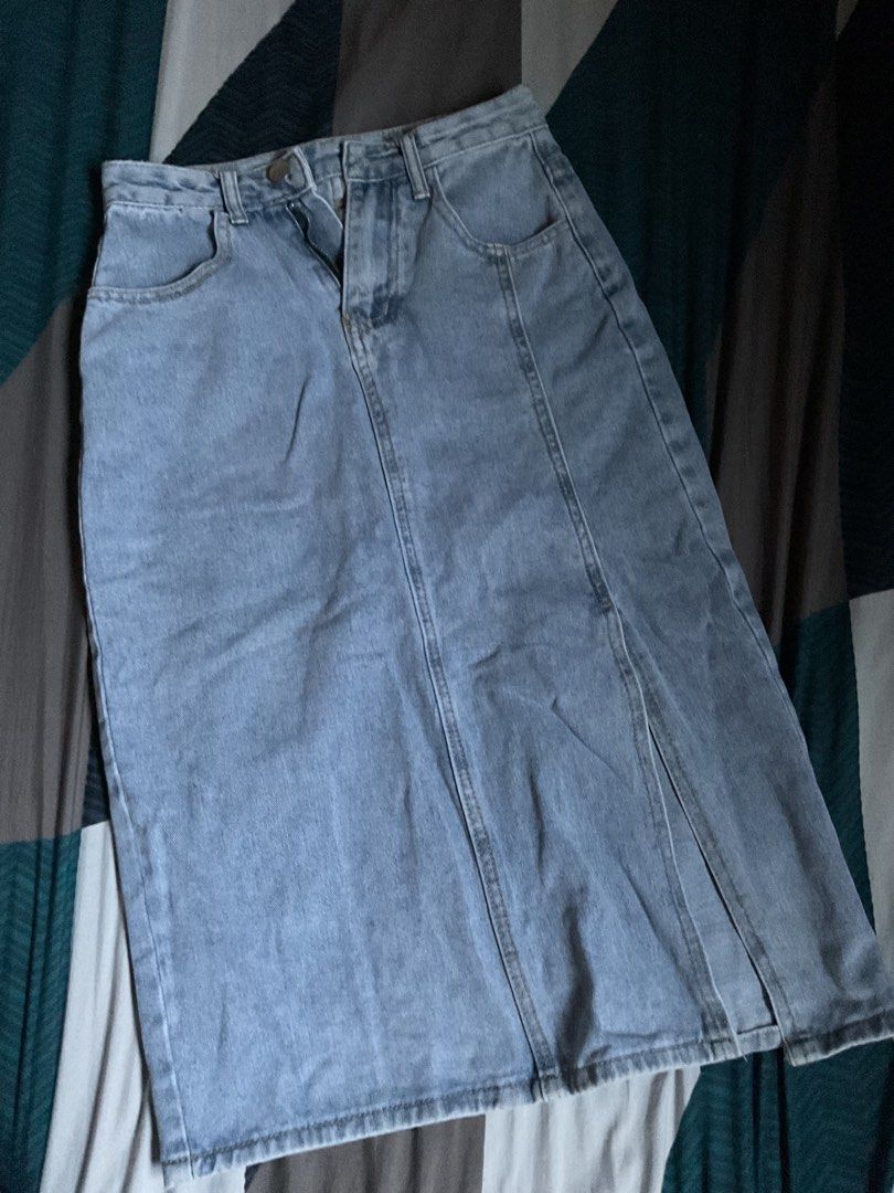 Denim skirt (Category: Skirts) located in Manila. Submitted by iya0810 (Listing ID 1470447249, Image 1). Description: s in tag.