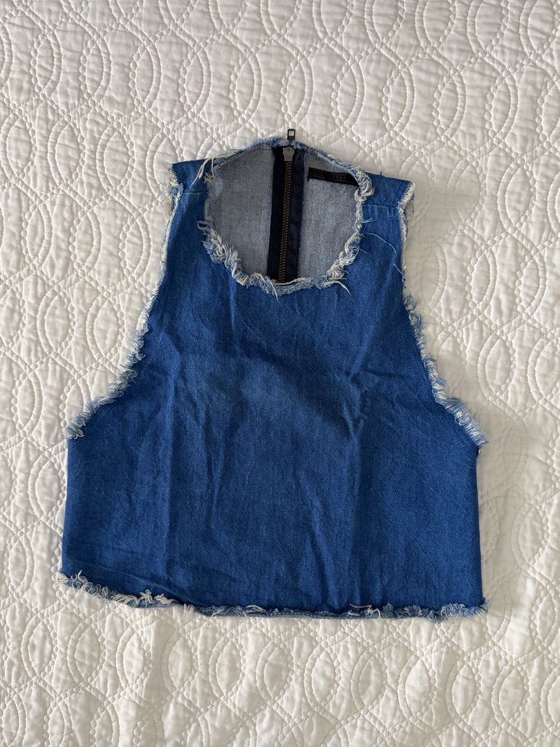 Denim Zara Sleeveless Crop Top (Category: Others Tops) located in Quezon City. Submitted by kelangot (Listing ID 1470421540, Image 1). Description: Selling this item in great condition! Brand: zara Size: small Condition: worn only twice or thrice Color: denim RFS: decluttering 📦 Shipping: C/O buyer 💸 Payment: GCash, BPI, or GoTyme Feel free to message me for inquiries Strictly no cancellations, returns, or refunds. Happy shopping! ♡.