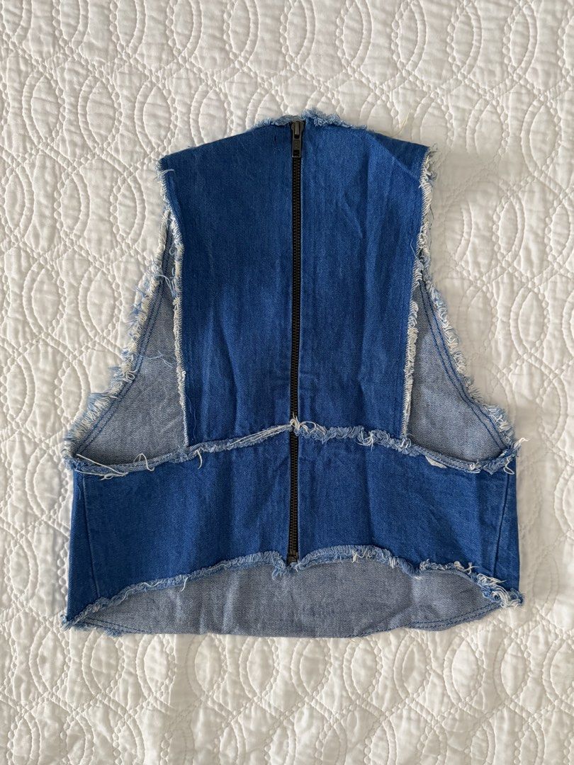 Denim Zara Sleeveless Crop Top (Category: Others Tops) located in Quezon City. Submitted by kelangot (Listing ID 1470421540, Image 2). Description: Selling this item in great condition! Brand: zara Size: small Condition: worn only twice or thrice Color: denim RFS: decluttering 📦 Shipping: C/O buyer 💸 Payment: GCash, BPI, or GoTyme Feel free to message me for inquiries Strictly no cancellations, returns, or refunds. Happy shopping! ♡.