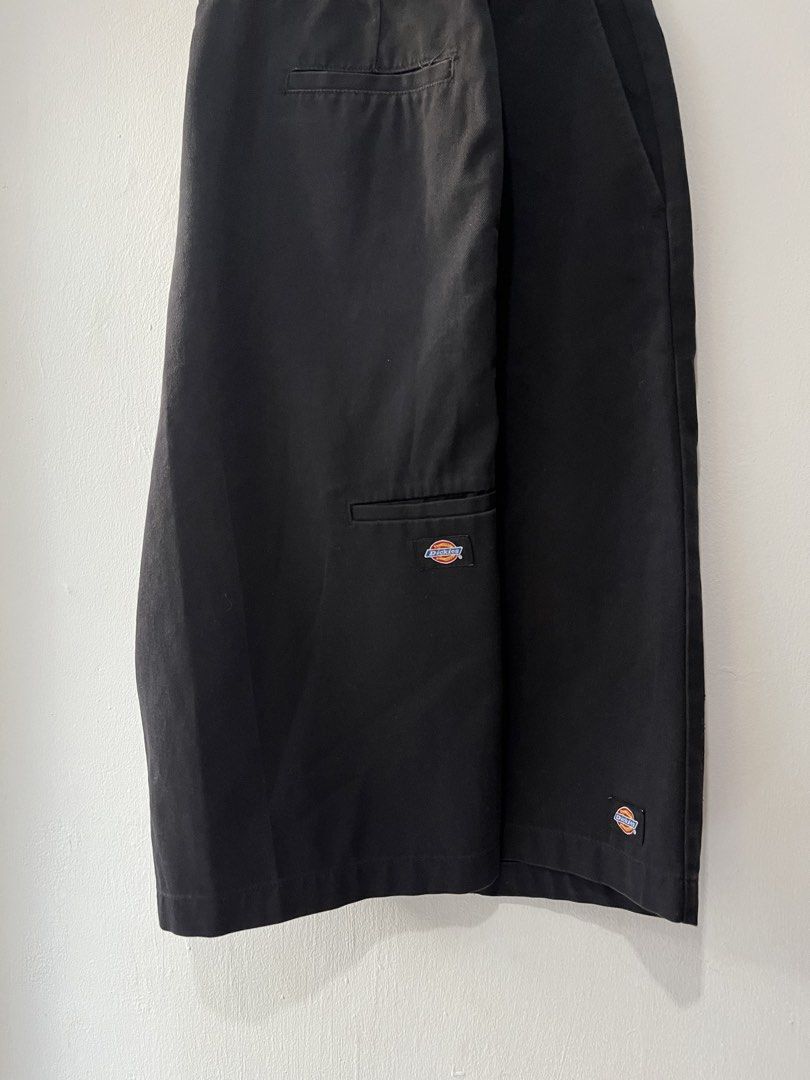 Dickies Dpatch black short size 40 (Category: Shorts) located in Santa Rosa. Submitted by jhongilber04420 (Listing ID 1470502493, Image 2). Description: Dickies Dpatch black short 40w 26L 15 ol Excellent condi 6/10 color rate Issue small pin hole 850.