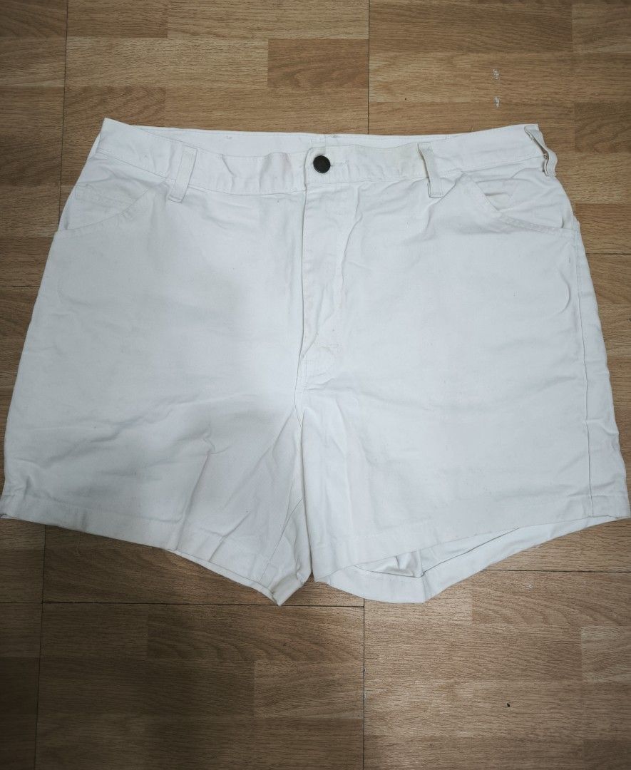 Dickies white shorts (Category: Shorts) located in Manila. Submitted by wearforce (Listing ID 1470495628, Image 1). Description: Dickies white shorts color: white fit: M-L color rate 9/10 in good condition 350 + sf.