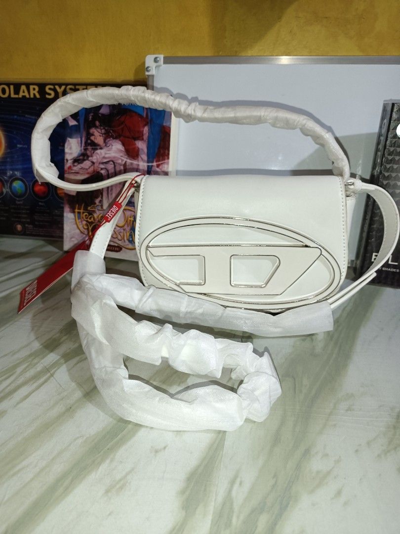 Diesel 1Dr Iconic White Shoulder Bag (Category: Shoulder Bags) located in Bolinao. Submitted by shayne_0215 (Listing ID 1470415020, Image 1). Description: Shoulder Bag with Crossbody Strap Ukay Source 1800 Shipped No Flaws Mine/Deal Now, Pay Now via GCASH.
