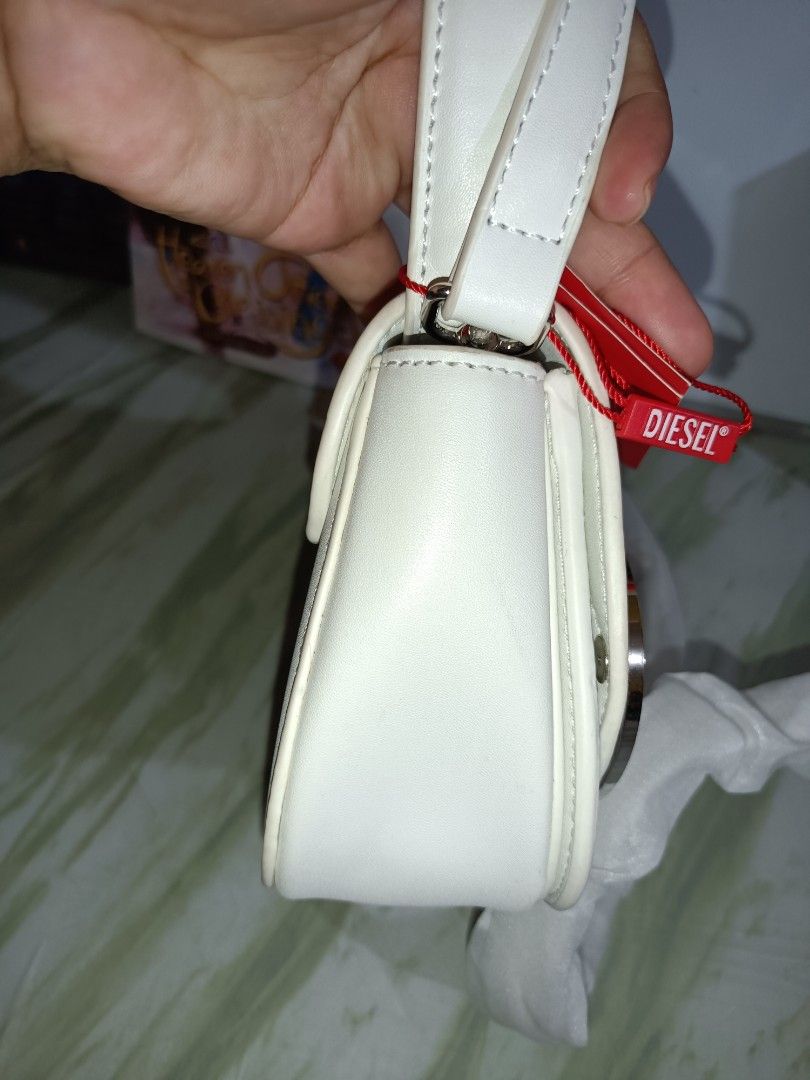 Diesel 1Dr Iconic White Shoulder Bag (Category: Shoulder Bags) located in Bolinao. Submitted by shayne_0215 (Listing ID 1470415020, Image 2). Description: Shoulder Bag with Crossbody Strap Ukay Source 1800 Shipped No Flaws Mine/Deal Now, Pay Now via GCASH.