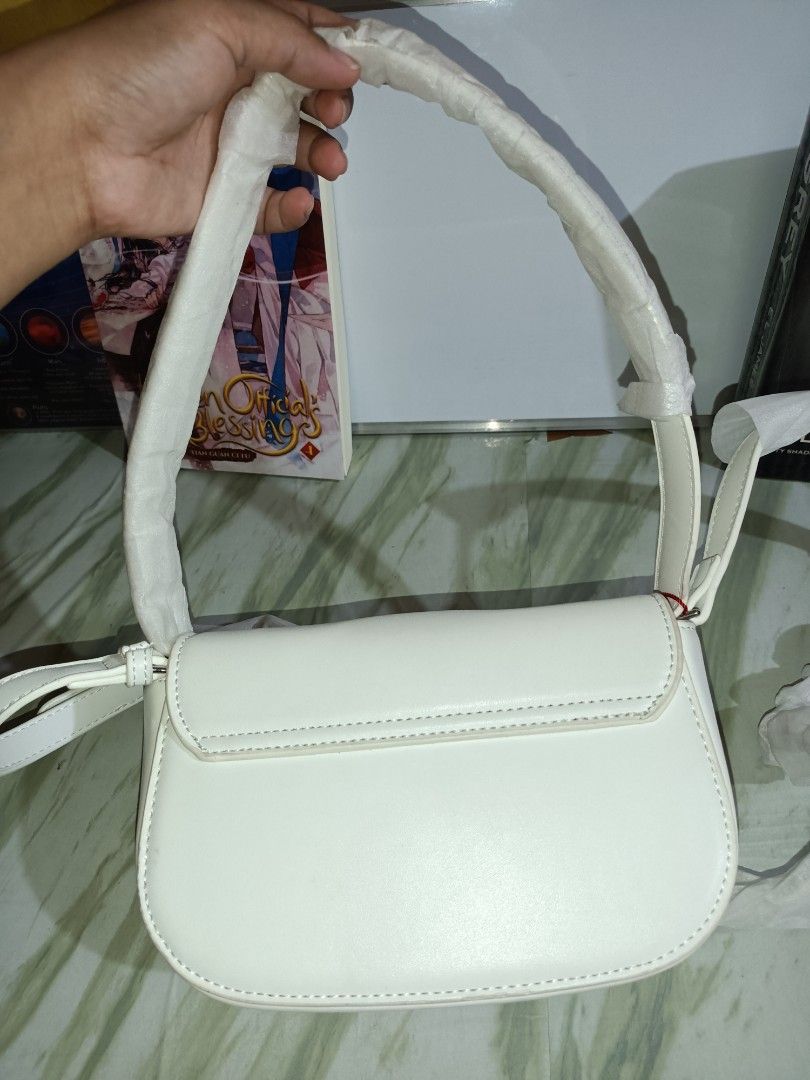 Diesel 1Dr Iconic White Shoulder Bag (Category: Shoulder Bags) located in Bolinao. Submitted by shayne_0215 (Listing ID 1470415020, Image 3). Description: Shoulder Bag with Crossbody Strap Ukay Source 1800 Shipped No Flaws Mine/Deal Now, Pay Now via GCASH.