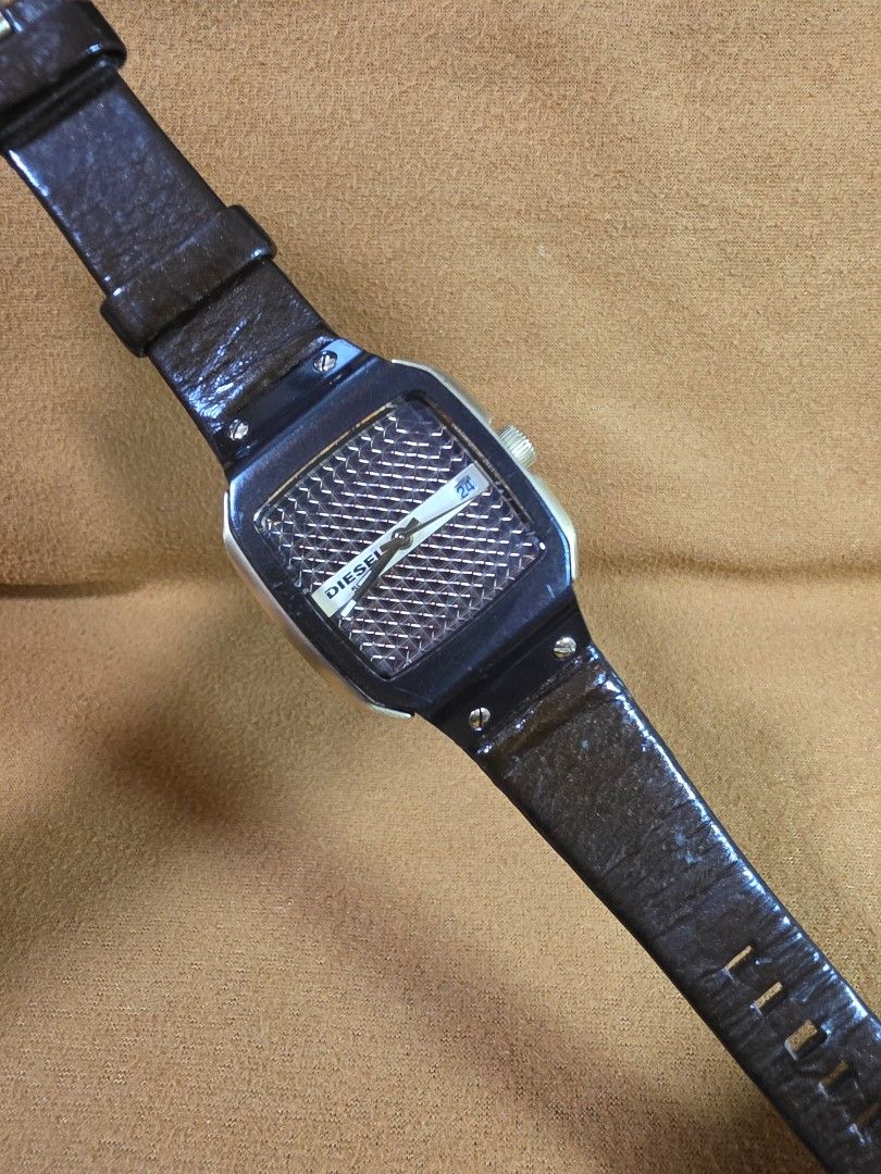 Diesel DZ5131 Textured Dial Leather Strap Watch (Category: Men's Watches) located in Rosales. Submitted by akumie30 (Listing ID 1470460649, Image 2). Description: - Brand: Diesel (Model DZ5131) - Dial: Textured square dial with a functional date window - Strap: Genuine dark brown leather with an adjustable standard buckle closure - Hardware: Brushed brass buckle and stainless steel case back with the iconic 'Only The Brave' logo - Condition: Norm