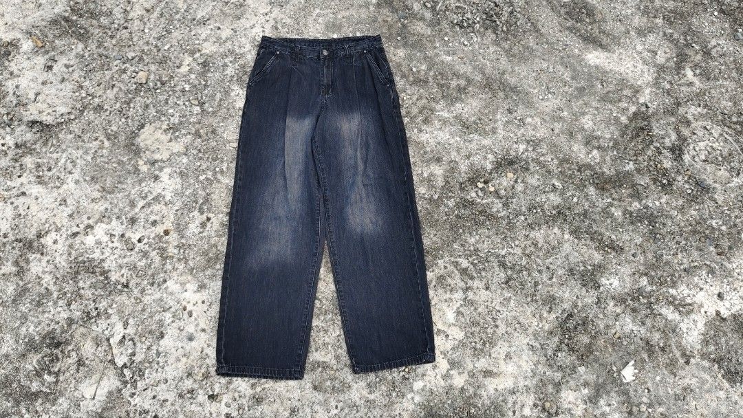 Dimitri Black Baggy pants (Category: Jeans) located in Mati. Submitted by gsthrift (Listing ID 1470361992, Image 1). Description: waistline 30-31 length 40 leg opening 9.