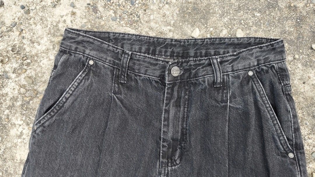 Dimitri Black Baggy pants (Category: Jeans) located in Mati. Submitted by gsthrift (Listing ID 1470361992, Image 3). Description: waistline 30-31 length 40 leg opening 9.