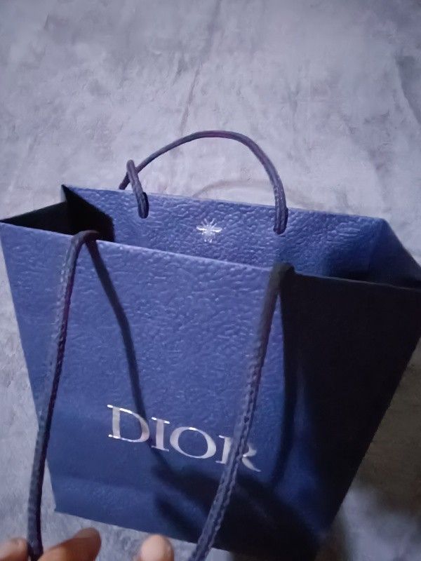 Dior Small Paper Bag (Category: Everything Else Others) located in Bacoor. Submitted by nineties_kid (Listing ID 1470483593, Image 2). Description: •==> Dior Small Paper Bag Bag width: 8 inches Bag length: 9.5 inches Bag space: 3 inches _________________________ -Modes Of Delivery: J&T/Lalamove/ LBC (Cash on Pick-up or COD -Meet-up (Bacoor Cavite Area/Mandaluyong-Shaw,Hulo,Makati Ave) -Modes Of Payment: GCASH NO LAST MINUTE CANCELLATION AND JOY R