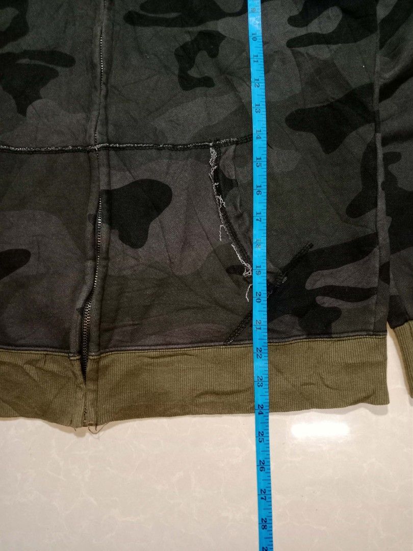 DISTRESSED CAMO FULL ZIP HOODIE (Category: Hoodies) located in Ozamiz City. Submitted by khean_ibale (Listing ID 1470519272, Image 3). Description: SIZE: M COLOR RATE: 9/10 CONDITION: 9/10 ISSUE: none (COLOR MAY VARY DUE TO LIGHTING).