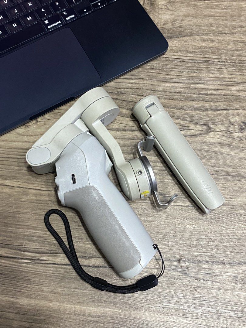 DJI Osmo Mobile SE (Category: Gimbals & Stabilizers ) located in Caloocan City. Submitted by hanieeeel55 (Listing ID 1470531350, Image 2). Description: No issue however wala ng type c cable and box. With dust bag ₱2,300 (nego) Location: North Caloocan MOP: GoTyme, Maribank.
