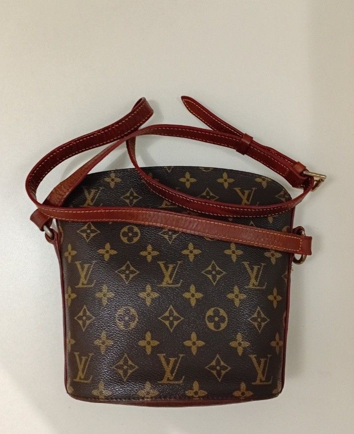 drout LV Small Bag (Category: Luxury Bags & Wallets) located in Navotas City. Submitted by ms.soulana (Listing ID 1470478097, Image 2). Description: -PreOwned lightly Used WellUsed lv drout brown monogram canvas with vibrant brown leather strap and trim - Secure zip top closure for your daily essentials - Elegant gold-tone hardware featuring the LV logo on the zipper pull - Adjustable strap for customized styling and comfortable wear - Compact si