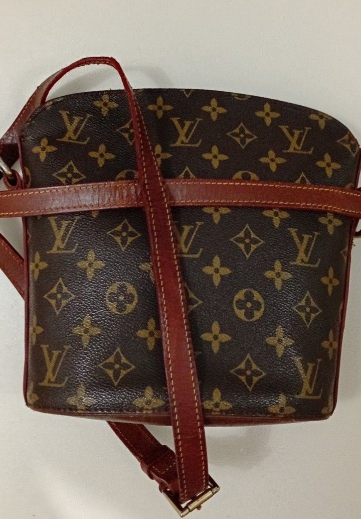 drout LV Small Bag (Category: Luxury Bags & Wallets) located in Navotas City. Submitted by ms.soulana (Listing ID 1470478097, Image 1). Description: -PreOwned lightly Used WellUsed lv drout brown monogram canvas with vibrant brown leather strap and trim - Secure zip top closure for your daily essentials - Elegant gold-tone hardware featuring the LV logo on the zipper pull - Adjustable strap for customized styling and comfortable wear - Compact si