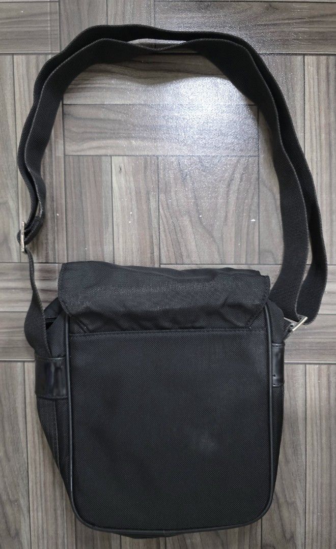 Dunhill Shoulder Sling Bag (Category: Sling Bags) located in Quezon City. Submitted by trickstercollect (Listing ID 1470510975, Image 2). Description: Brand: No Tag Condition: Excellent Meet up: Trinoma or LRT 2 Anonas Shipping/Delivery: Lalamove LBC - Weekdays J&T - Weekends.