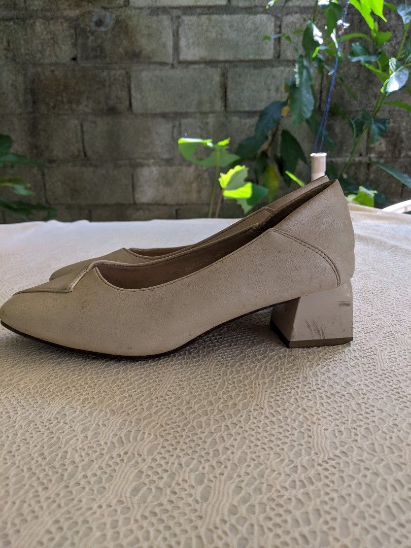 Dusto Cream Low Block Heel Pump (Category: Heels) located in Quezon City. Submitted by kiesentials (Listing ID 1470391060, Image 2). Description: DETAILS: • Brand: Dusto Daily • Color: Cream / Off-White / Beige • Style: Slip-On Low Block Heels • Condition: Pre-loved (Has minor scuffs/signs of wear on the heels and upper, but overall intact and very wearable) 💡 STYLE VIBES: Great for workwear, casual smart outfits, office attire, or everyday wear