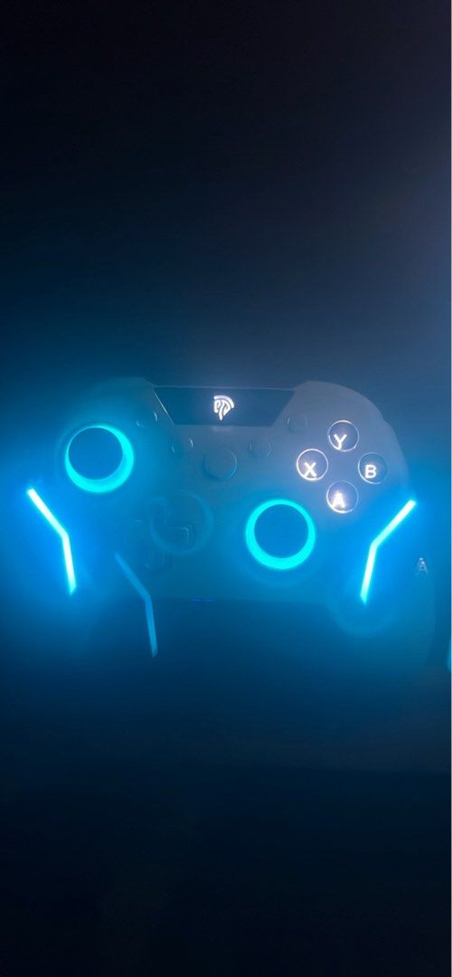 EasySMX Controller (Category: Controllers) located in Kuala Selangor. Submitted by junlim888 (Listing ID 1470374885, Image 3). Description: Got box except USB and charger Bluetooth no delay.