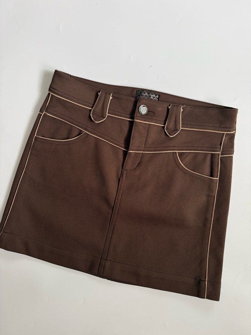 Edwin Golf Brown Mini Skirt with Piping (Category: Skirts) located in Tarlac. Submitted by kr_closet (Listing ID 1470481684, Image 2). Description: - Brand: Edwin Golf - Color: Brown - Design: Contrast piping on pockets, seams, and waistband - Closure: Button closure with branded heart button - Features: Belt loops and leopard print inner waist tag - Perfect for golf or casual sporty outfits.