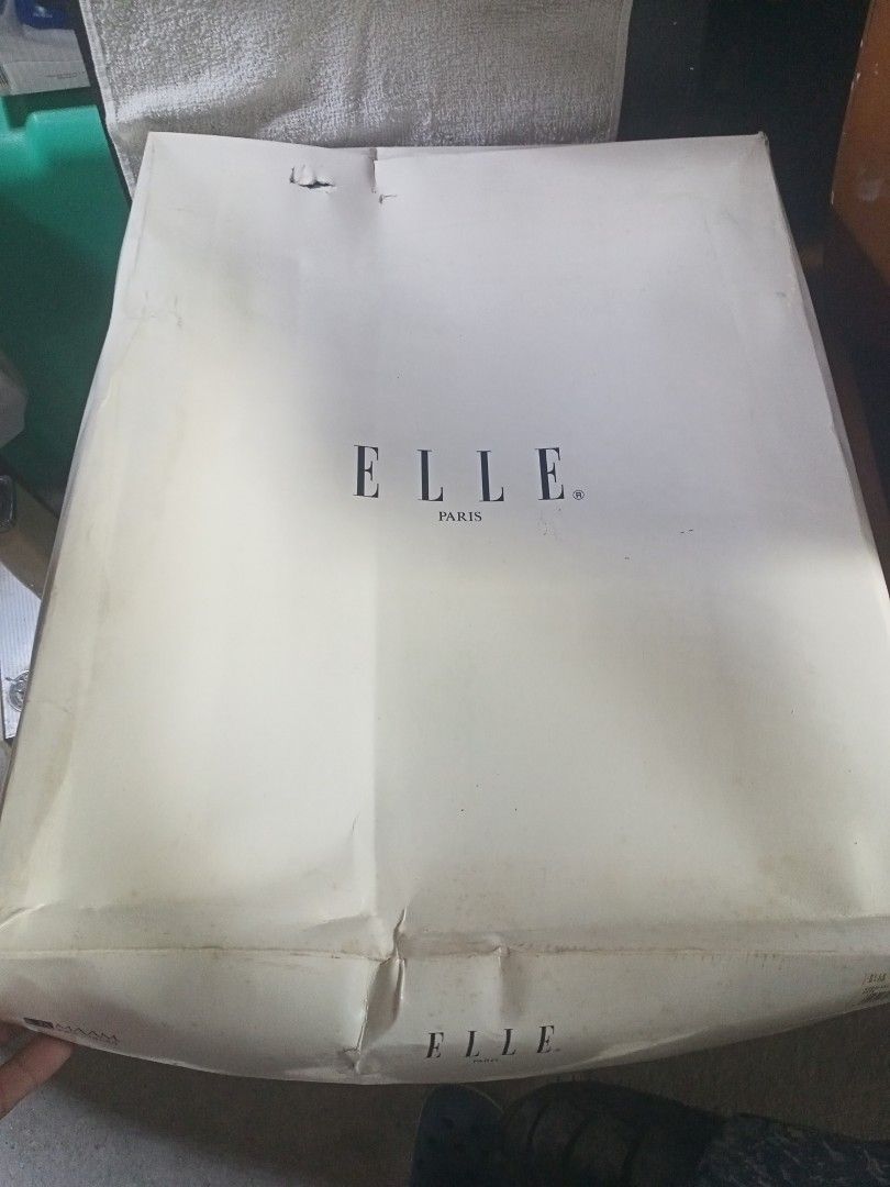 ELLE PARIS BLANKET (Category: Bedding & Towels) located in Quezon City. Submitted by everythinghasaprice (Listing ID 1470395245, Image 2). Description: BRAND NEW ELLE PARIS BLANKET.