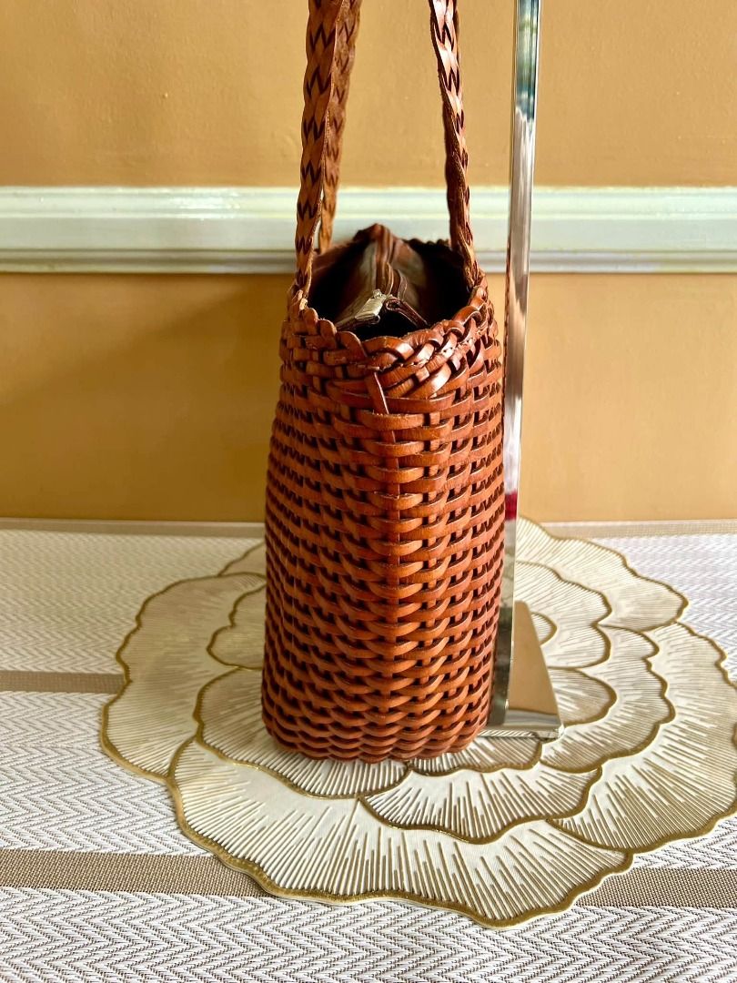 Ellepi Brand Shoulder Bag (Category: Shoulder Bags) located in Quezon City. Submitted by bellafashion08 (Listing ID 1470508268, Image 2). Description: Dimension: - Height = 8 in. - Length = 10 in. * From U.S * Nice in actual .