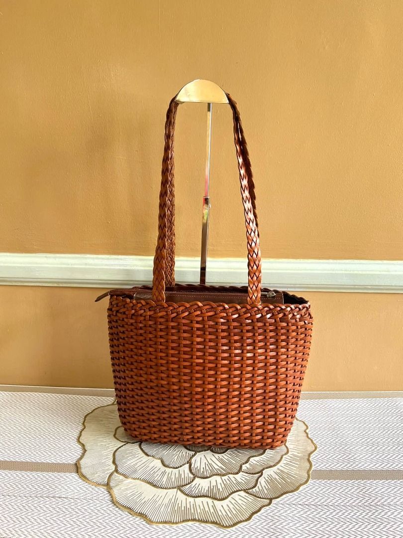 Ellepi Brand Shoulder Bag (Category: Shoulder Bags) located in Quezon City. Submitted by bellafashion08 (Listing ID 1470508268, Image 1). Description: Dimension: - Height = 8 in. - Length = 10 in. * From U.S * Nice in actual .