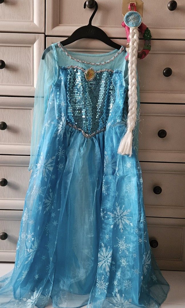 ELSA Frozen Costume (Category: Babies & Kids Fashion) located in Las Pinas. Submitted by happyfindstuff4u (Listing ID 1470502183, Image 2). Description: 5-6 yo Including braded hair.