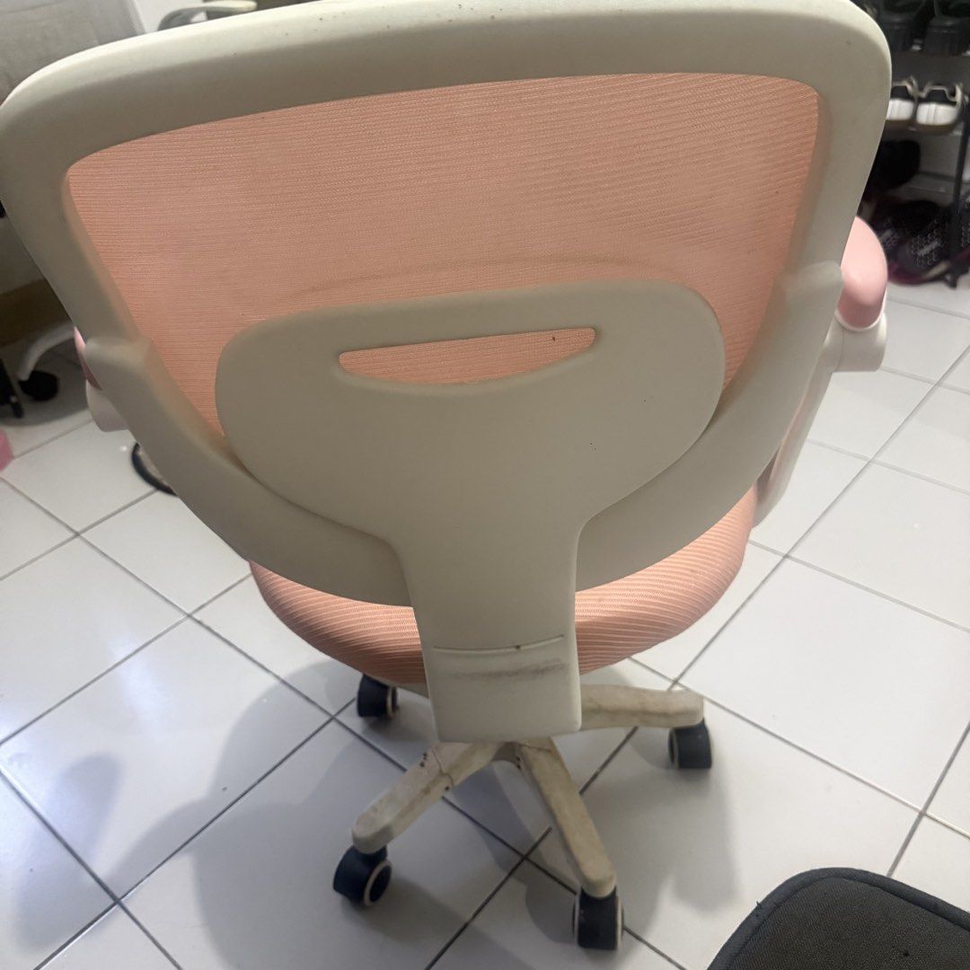 ergonomic chair (Category: Chairs) located in Cavite. Submitted by luvzsosa (Listing ID 1470356906, Image 2). Description: .