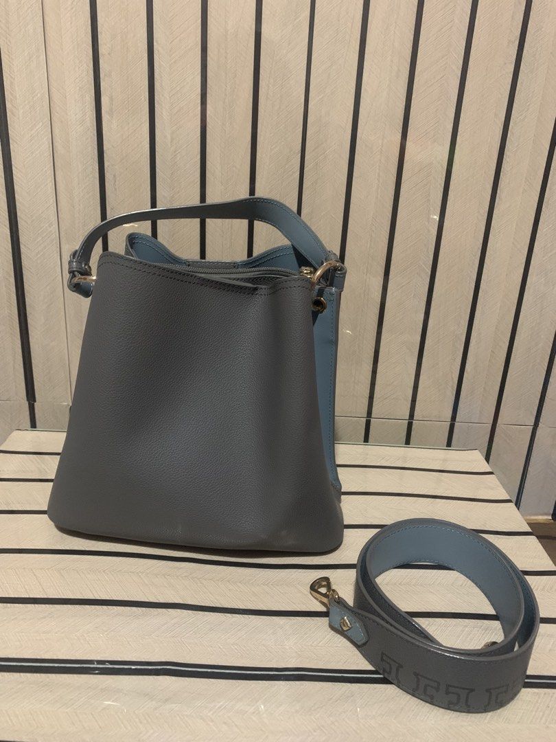 Esquire Bucket Bag (Category: Cross-body Bags) located in San Fernando. Submitted by preluxuria_online_shop (Listing ID 1470374719, Image 2). Description: .