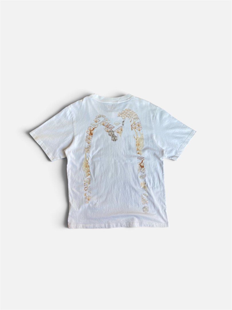 Evisu Daicock Tshirts (Category: Tshirts & Polo Shirts ) located in Talavera. Submitted by adrnvault (Listing ID 1470472249, Image 2). Description: Issue: none Size: Large on tag Color: dirty white Color rate: 9/10 Width: 20 Length: 26.