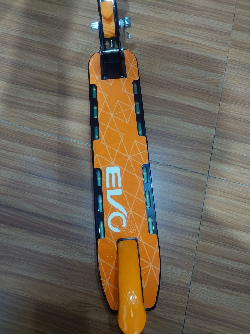 EVO LIGHT FLASH SCOOTER FOR KIDS (Category: Skates, Rollerblades & Scooters) located in Pasig City. Submitted by tagkaro (Listing ID 1470455618, Image 2). Description: EVO LIGHT FLASH SCOOTER FOR KIDS ✨ Super ganda at astig na kick scooter para sa mga bata! 🛴 Perfect panglaro, pang-exercise, at pang-enjoy sa labas kasama ang family. ✅ Original EVO – may kasamang original box ✅ May ilaw – mas attractive at mas exciting gamitin ✅ Anti-slip footboa