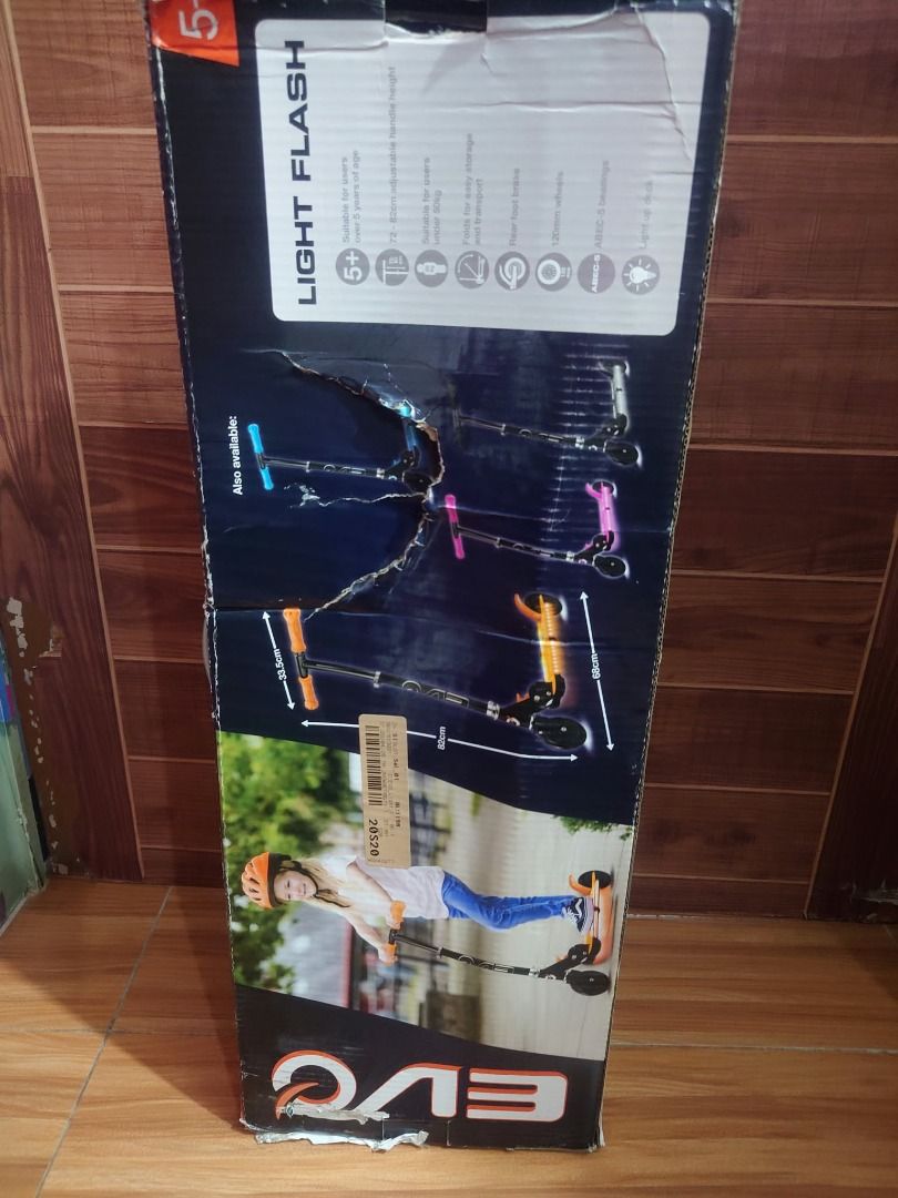 EVO LIGHT FLASH SCOOTER FOR KIDS (Category: Skates, Rollerblades & Scooters) located in Pasig City. Submitted by tagkaro (Listing ID 1470455618, Image 3). Description: EVO LIGHT FLASH SCOOTER FOR KIDS ✨ Super ganda at astig na kick scooter para sa mga bata! 🛴 Perfect panglaro, pang-exercise, at pang-enjoy sa labas kasama ang family. ✅ Original EVO – may kasamang original box ✅ May ilaw – mas attractive at mas exciting gamitin ✅ Anti-slip footboa
