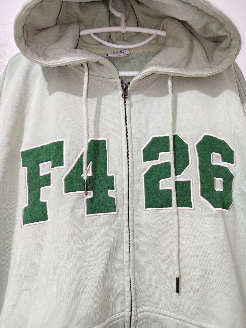 F426 Zip-up Hoodie (Category: Coats, Jackets and Outerwear) located in Lipa City. Submitted by gerardcala51660 (Listing ID 1470438280, Image 2). Description: F426 Zip-up Hoodie Large on tag Dimensions: 28 inches x 30 inches Excellent condition (thrifted) – Needs wash – Color may vary slightly due to lighting F426 zip-up hoodie in sage green. Classic design, easy to pair, and reliable for everyday wear. ⚠️ Check photos before buying.