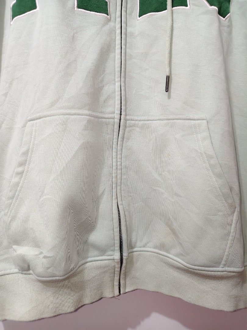 F426 Zip-up Hoodie (Category: Coats, Jackets and Outerwear) located in Lipa City. Submitted by gerardcala51660 (Listing ID 1470438280, Image 3). Description: F426 Zip-up Hoodie Large on tag Dimensions: 28 inches x 30 inches Excellent condition (thrifted) – Needs wash – Color may vary slightly due to lighting F426 zip-up hoodie in sage green. Classic design, easy to pair, and reliable for everyday wear. ⚠️ Check photos before buying.