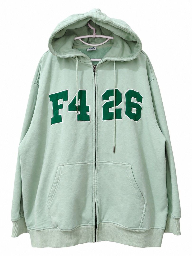 F426 Zip-up Hoodie (Category: Coats, Jackets and Outerwear) located in Lipa City. Submitted by gerardcala51660 (Listing ID 1470438280, Image 1). Description: F426 Zip-up Hoodie Large on tag Dimensions: 28 inches x 30 inches Excellent condition (thrifted) – Needs wash – Color may vary slightly due to lighting F426 zip-up hoodie in sage green. Classic design, easy to pair, and reliable for everyday wear. ⚠️ Check photos before buying.