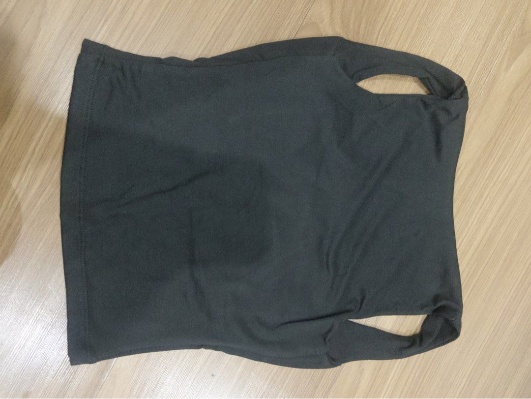FHILAR Black square neck tank top (Category: Sleeveless) located in Manila. Submitted by extras_bym (Listing ID 1470442510, Image 3). Description: - Color: Black - Size: XS - Fit: Slim fit, hits around the hip - Design: Thick straps, squared neckline, and slight cowl drape near the chest - Material: Stretchy and super comfortable for daily wear - Condition: Excellent, clean, and no damage.