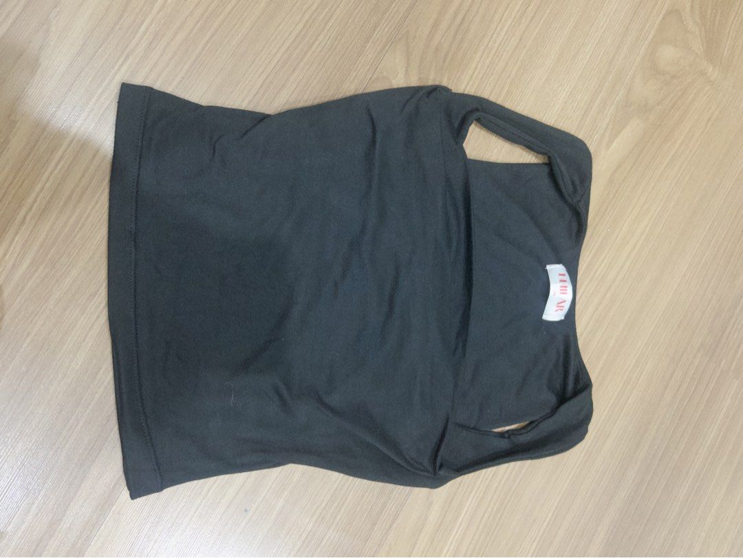 FHILAR Black square neck tank top (Category: Sleeveless) located in Manila. Submitted by extras_bym (Listing ID 1470442510, Image 2). Description: - Color: Black - Size: XS - Fit: Slim fit, hits around the hip - Design: Thick straps, squared neckline, and slight cowl drape near the chest - Material: Stretchy and super comfortable for daily wear - Condition: Excellent, clean, and no damage.