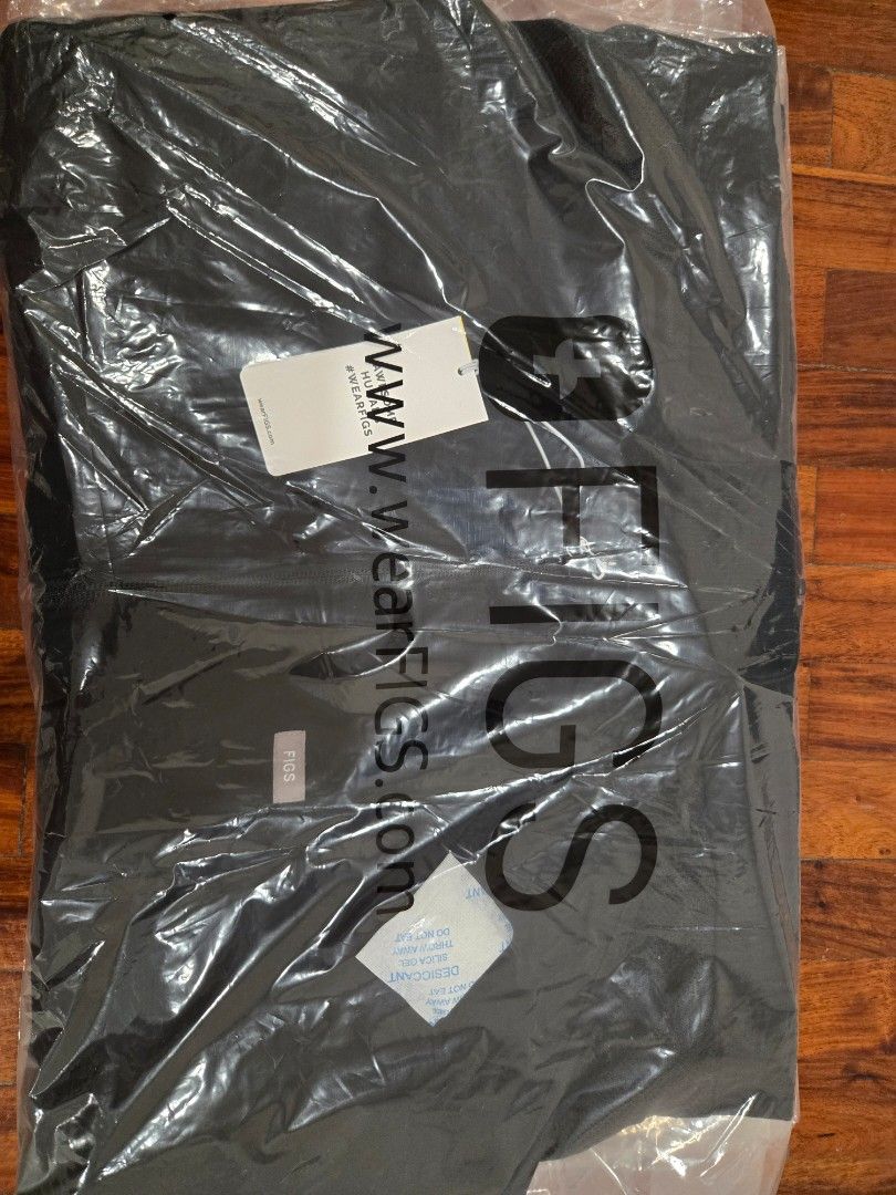 Figs Sydney Scrub Jacket (Category: Coats, Jackets and Outerwear) located in Muntinlupa City. Submitted by stefanigp (Listing ID 1470487643, Image 3). Description: RFS: Too big for me Size is small Color is black No flaws.